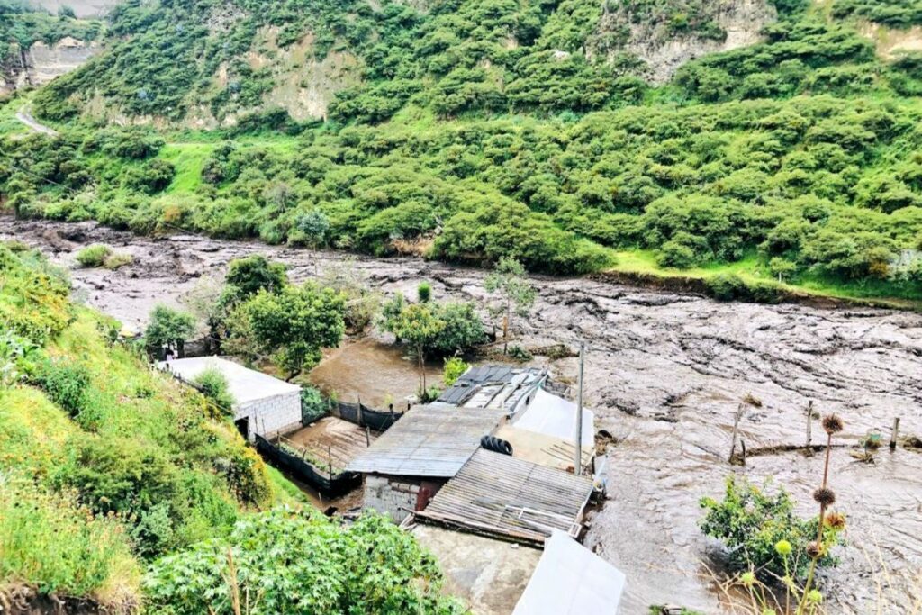 El río Guachalá, en Cayambe, se desbordó a causa del aumento de su caudal por las lluvias.