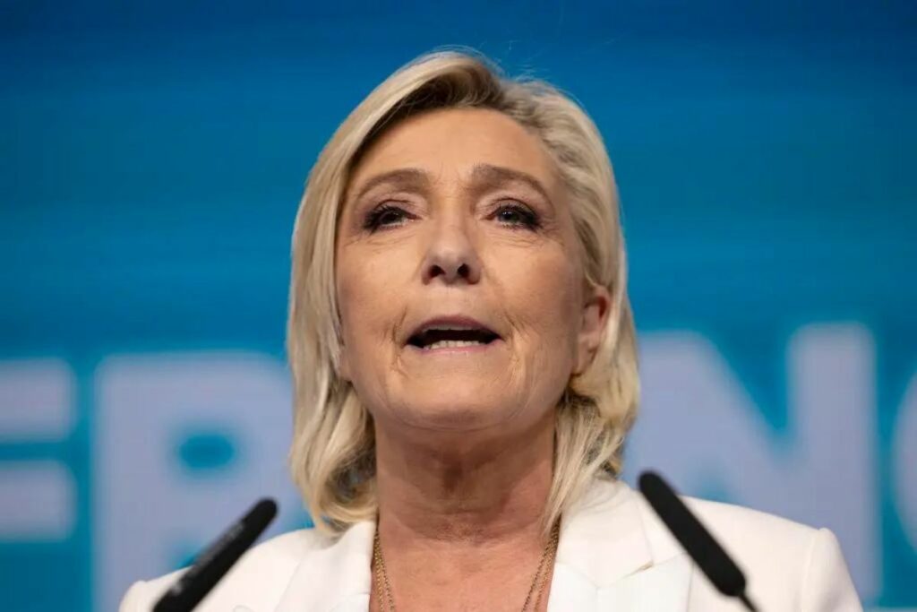 Marine Le Pen en un mitin en la fiesta electoral de su formación de ultraderecha Agrupación Nacional.