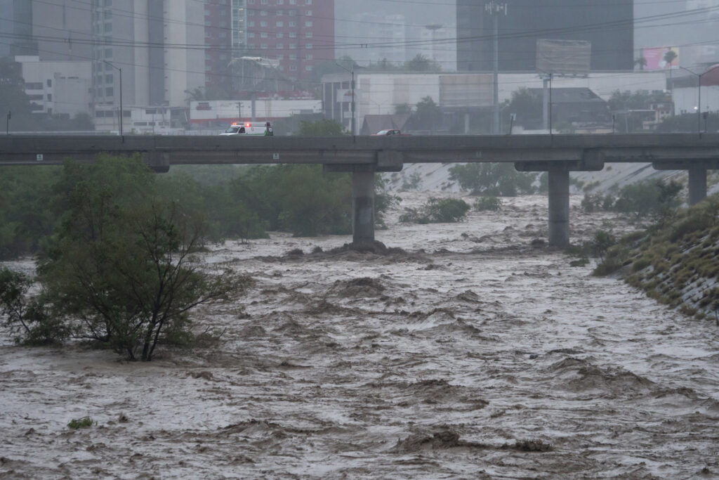 Fotografía que muestra el aumento del Río Santa Catarina, debido a las precipitaciones del paso de la tormenta Alberto en Monterrey.