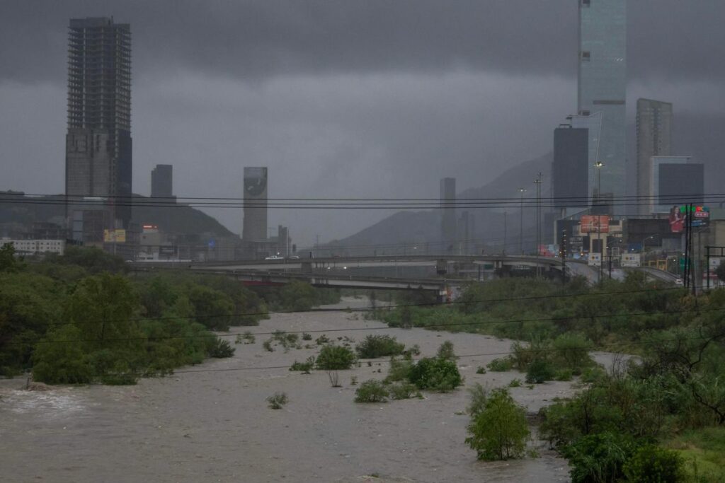 Fotografía que muestra el cielo nublado y la creciente del río Santa Catarina debido a las fuertes lluvias, en la ciudad de Monterrey (México).