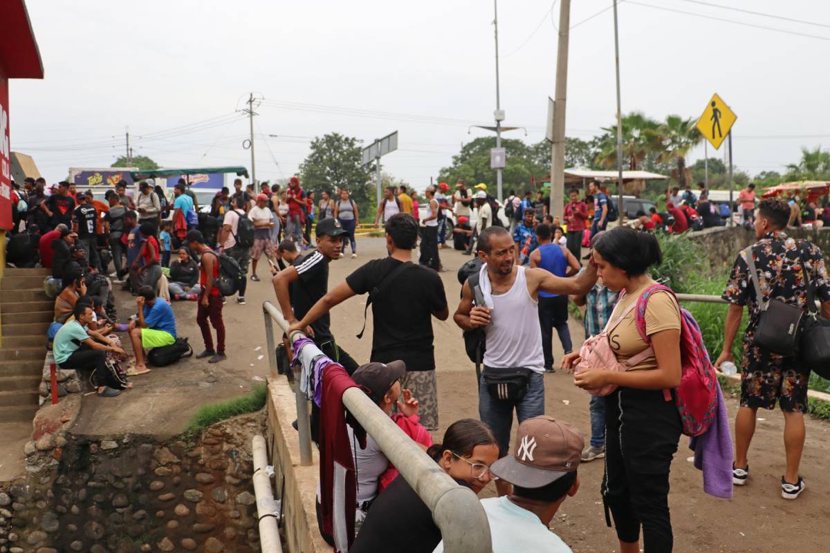 Migrantes permanecen varados en espera de resolver su situación migratoria, en el municipio de Tapachula en Chiapas (México). Foto: EFE