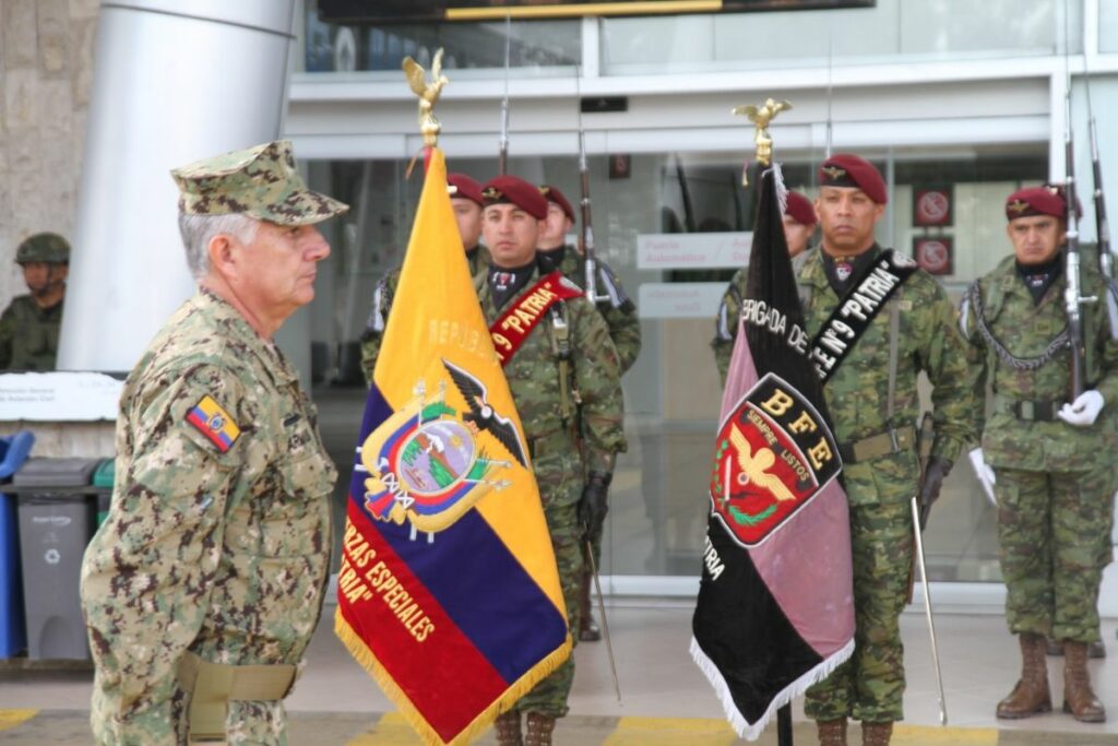 El Alm. Jaime Vela Erazo, Jefe del Comando Conjunto de las Fuerzas Armadas, arribó a Manta, este 5 de junio de 2024.