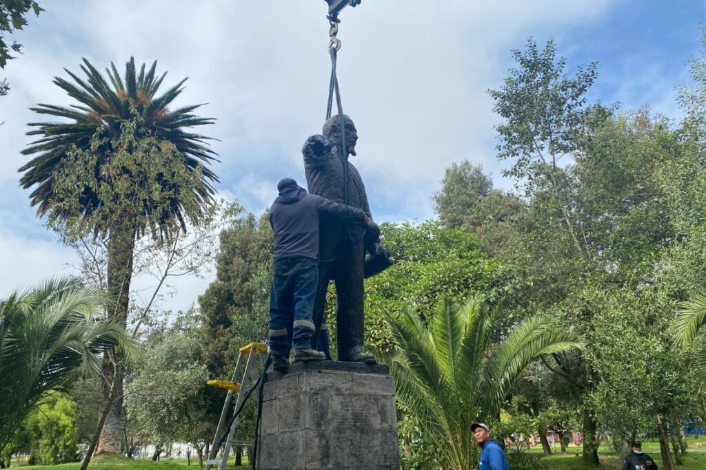El monumento, ubicado en el parque El Ejido, fue vandalizado en días pasados.