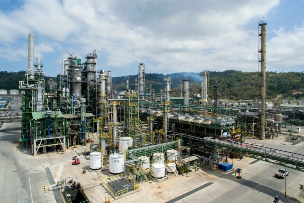 La Refinería Esmeraldas cuenta con dos trenes de carga de crudo, cada uno con un volumen de procesamiento de 55 mil barriles por día, es decir, la capacidad total es de 110 mil barriles diarios. Foto: Petroecuador