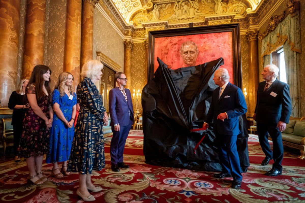 El rey Carlos III asiste a la revelación de su primer retrato oficial. Foto: EFE