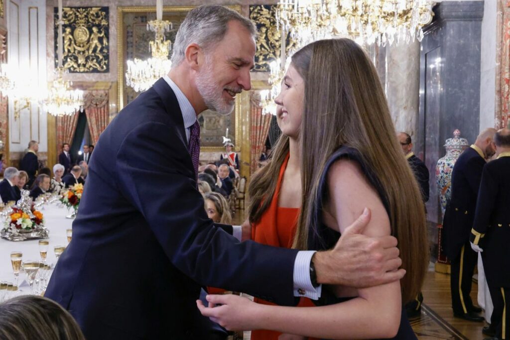 Leonor, princesa de Asturias (c), y su hermana, la infanta Sofía, con su padre, el rey Felipe VI, durante el almuerzo en el Palacio Real en Madrid.