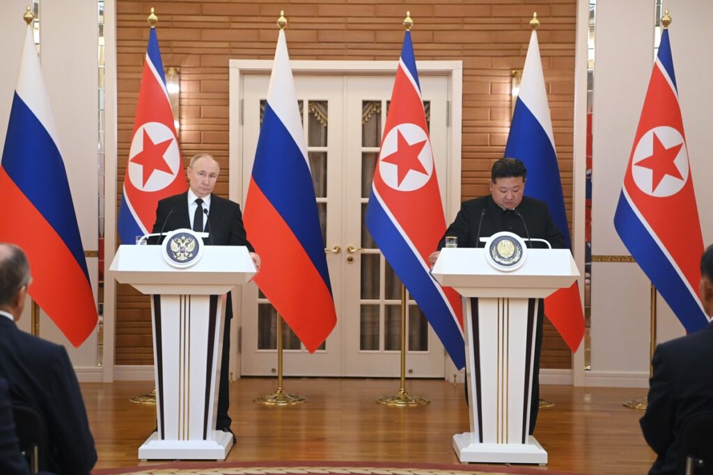 El presidente ruso Vladimir Putin (izq.) asistió a una conferencia de prensa conjunta con el líder norcoreano Kim Jong Un (der.)