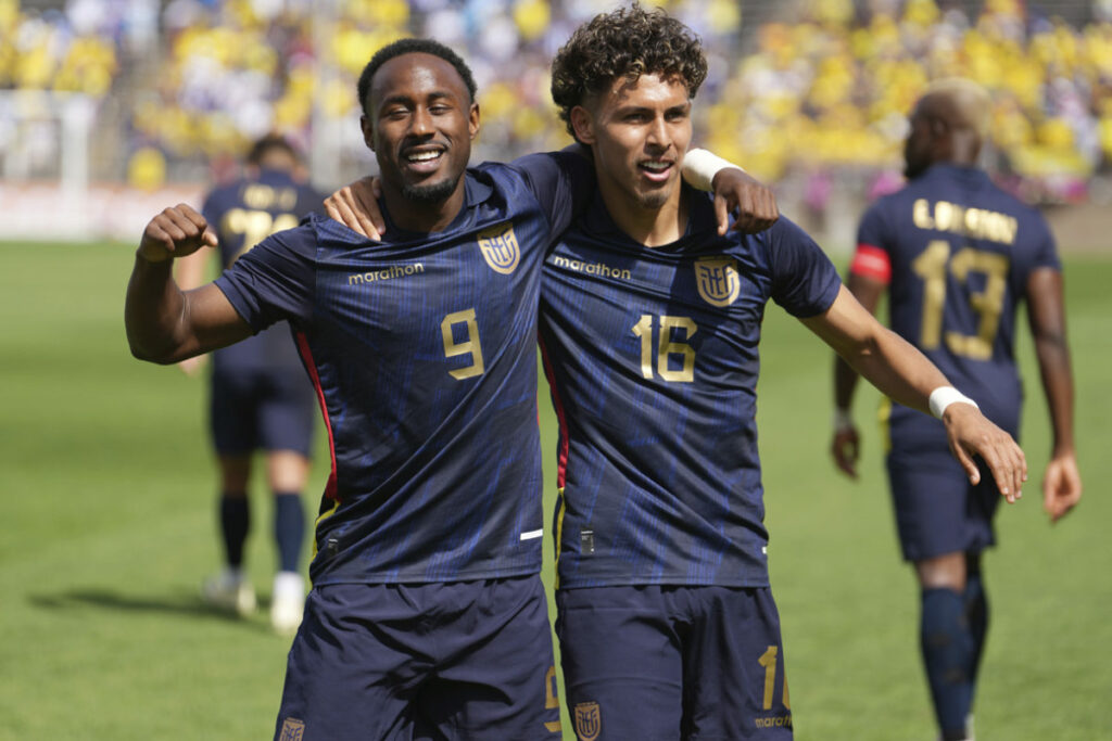 John Yeboah (i) y Jeremy Sarmiento con la Selección de Ecuador en el 2024.
