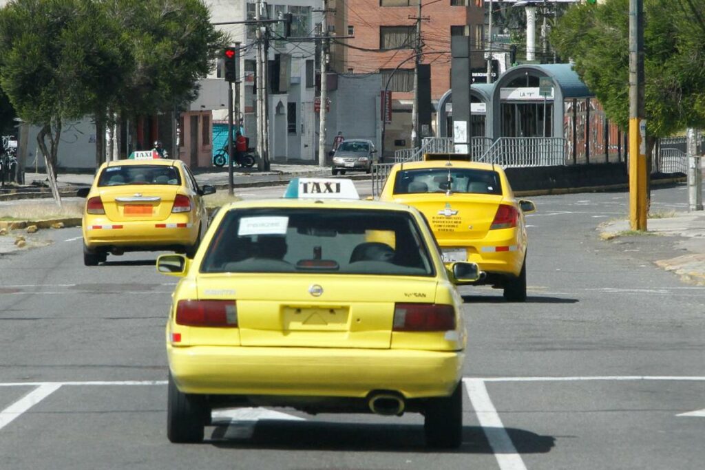 Los dueños de taxis registrados recibirán 40,56 dóalres mensuales como compesación por el alza del precio de la gasolina. Foto: Archivo