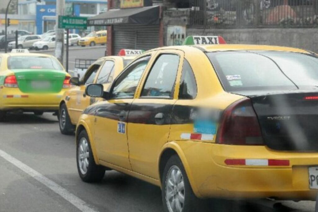 Los dueños de taxis, tricimotos, y camionetas reguladas serán los beneficiarios de las compensaciones económicas por la focalización de las gasolinas Extra y Ecopaís. Foto: Archivo