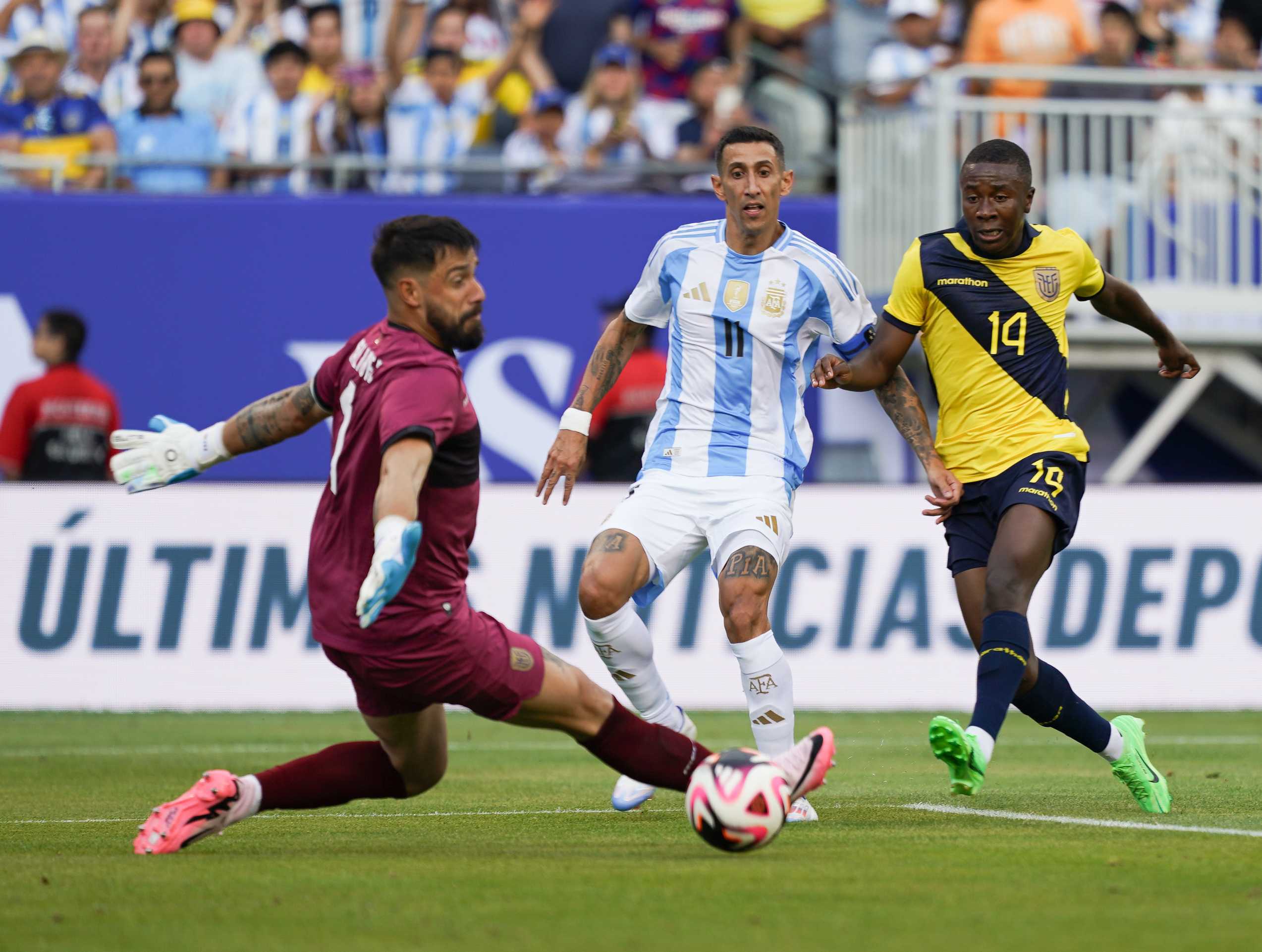 Jugadores de la Selección de Ecuador y Argentina en un amistoso previo a la Copa América.
