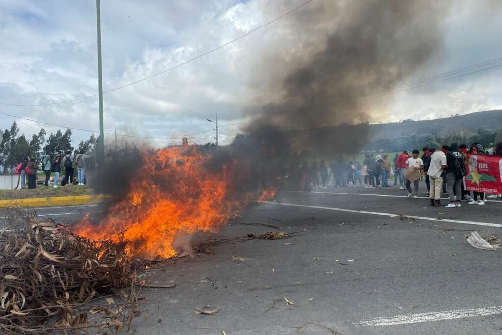 Al mediodía de este martes 2 de julio, manifestantes cerraron la vía Latacunga.