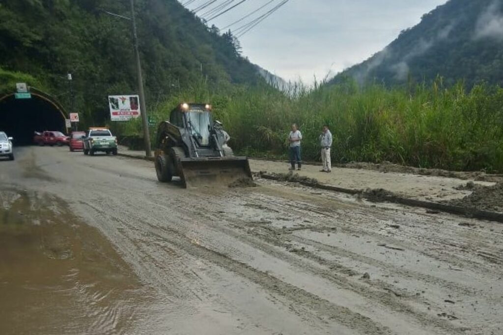 Un nuevo derrumbe tapó la vía Baños-Puyo este 3 de julio.