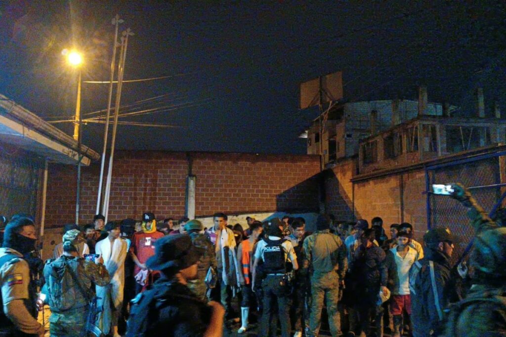 Los policías y militares realizaron el rescate de los secuestrados en un campamento minero en Camilo Ponce Enriquez