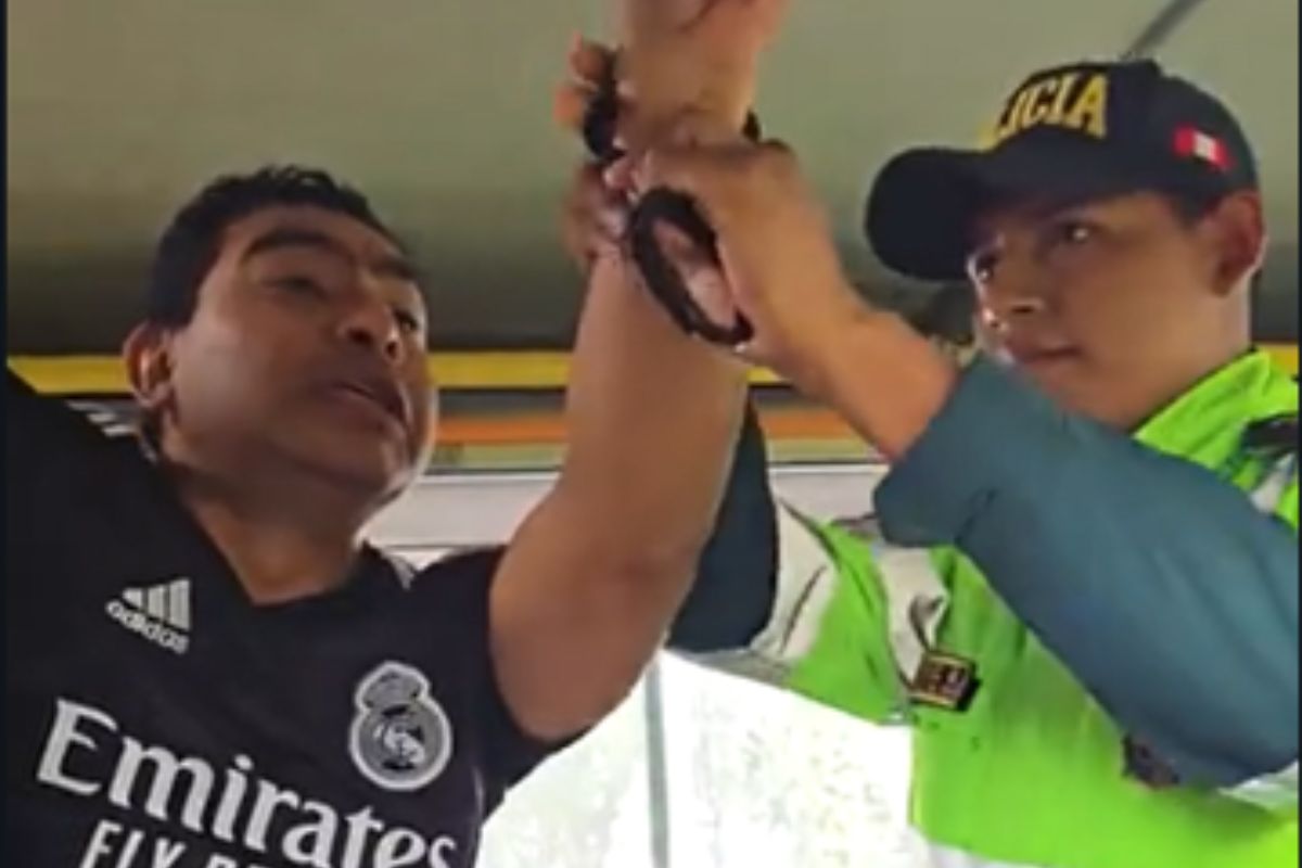 La Policía peruano grabó un video en el que detienen a un acosador, que vestía la camiseta del Real Madrid. Foto: Captura del video de la Policía de Perú
