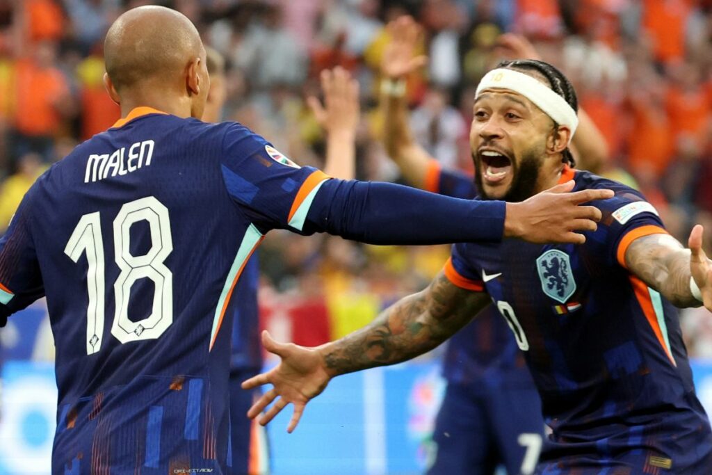 Donyell Malen y Memphis Depay celebran un gol de Países Bajos en la Eurocopa 2024.
