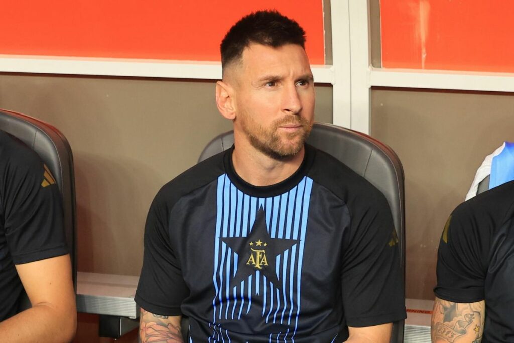 Lionel Messi, capitán de Argentina, en el banco de suplentes en un partido de la Copa América 2024.