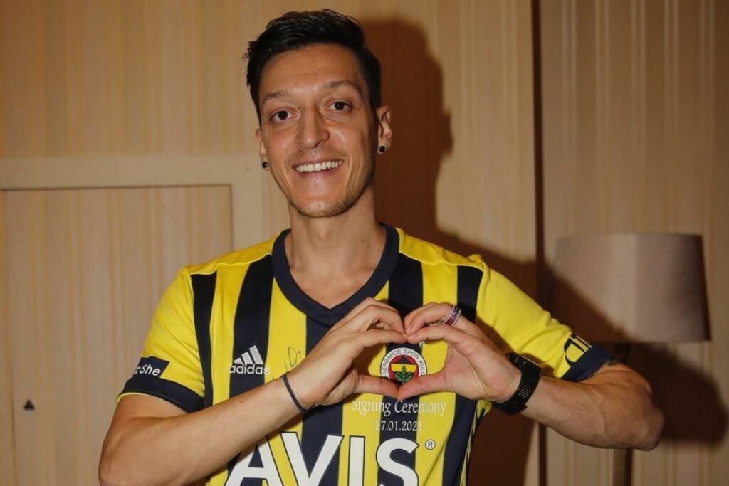 Mesut Ozil durante su etapa en el Fenerbahce de Turquía, donde jugó en sus últimos años como futbolista.