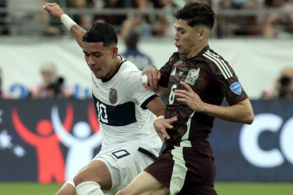 Kendry Páez (izq.) de Ecuador enfrentando a México en la Copa América 2024.