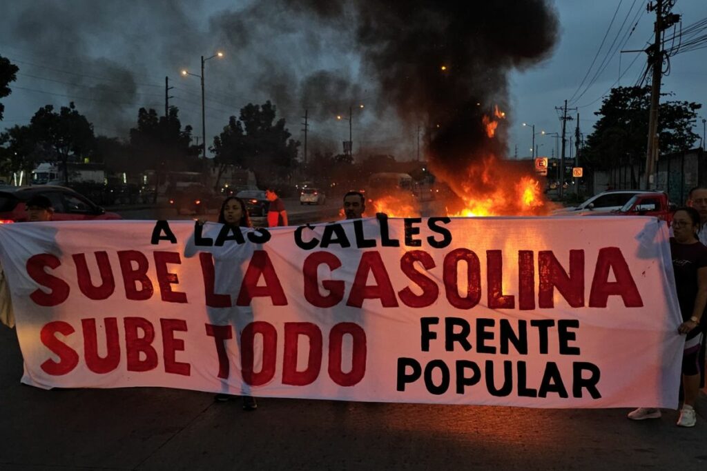 Manifestaciones en Guayaquil por el incremento del precio de las gasolinas extra y ecopaís, este martes 2 de julio de 2024.