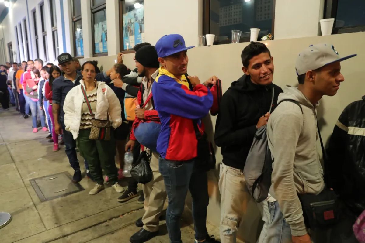 Fotografía de archivo en la que se ve a migrantes venezolanos al hacer fila en la frontera con Ecuador, en Tumbes (Perú).