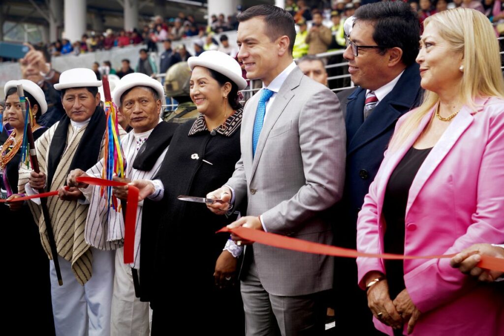 El presidente Daniel Noboa inauguró un mercado intercultural en Tungurahua.
