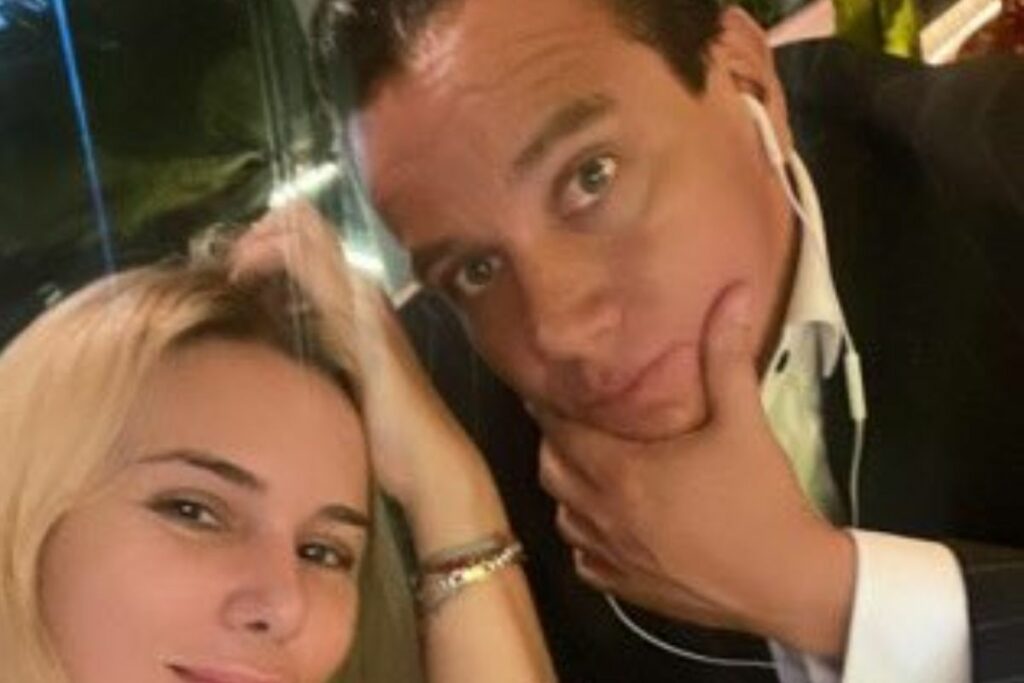 El abogado de Mayra Salazar, Leonardo Toledo, con su novia, la actriz y presentadora, Carolina Jaume.