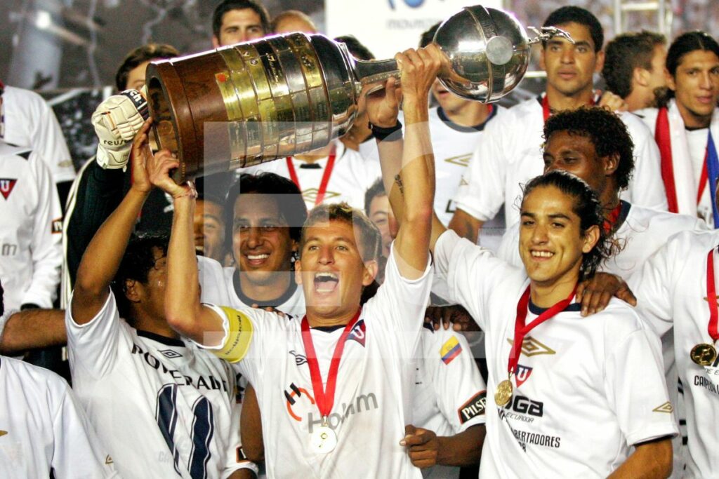 Liga de Quito levantando el trofeo de la Copa Libertadores que consiguieron en 2008.