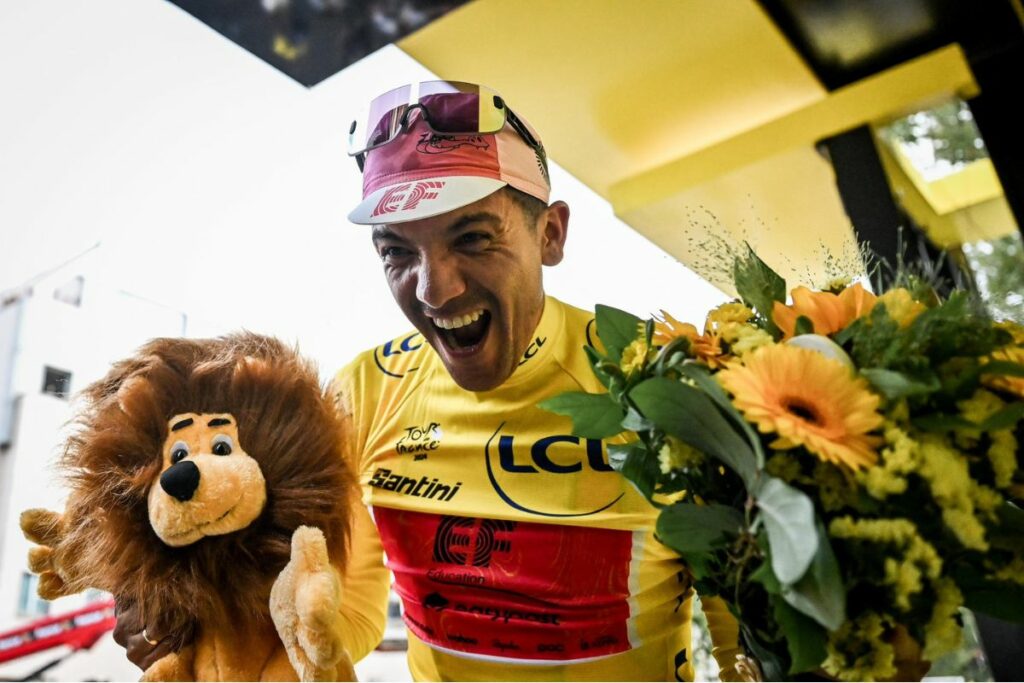 Richard Carapaz con la camiseta amarilla de líder del Tour de Francia 2024.