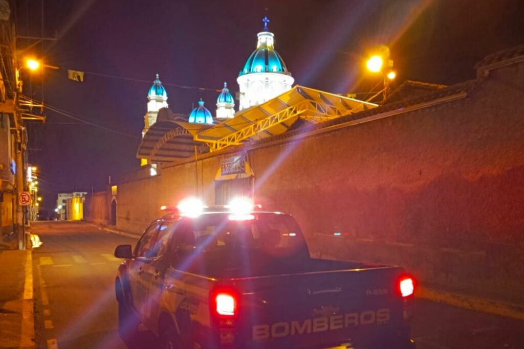 El Cuerpo de Bomberos de Quito realizó patrullajes por la ciudad.