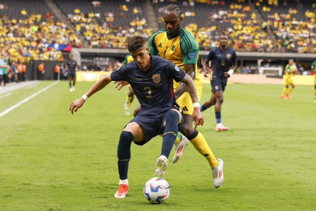 Piero Hincapié defiende un balón con la Selección de Ecuador en la Copa América.