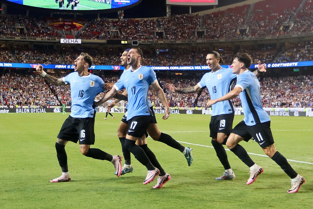 Jugadores de la Selección de Uruguay festejan en la Copa América, que se juega a la par de la Eurocopa.