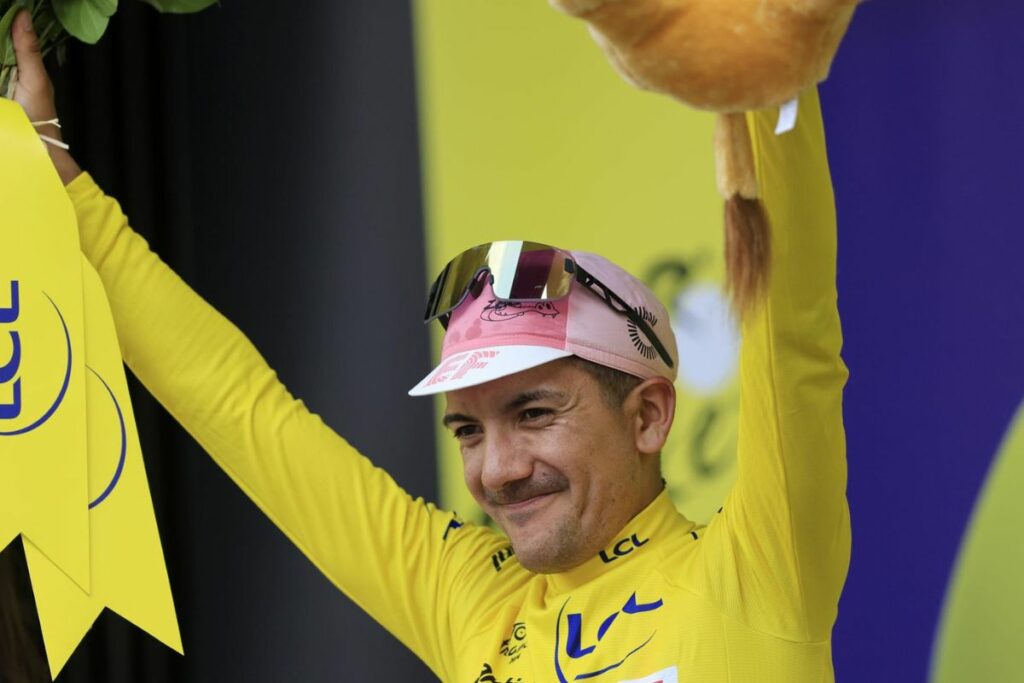 Richard Carapaz con la camiseta amarilla de líder del Tour de Francia 2024.