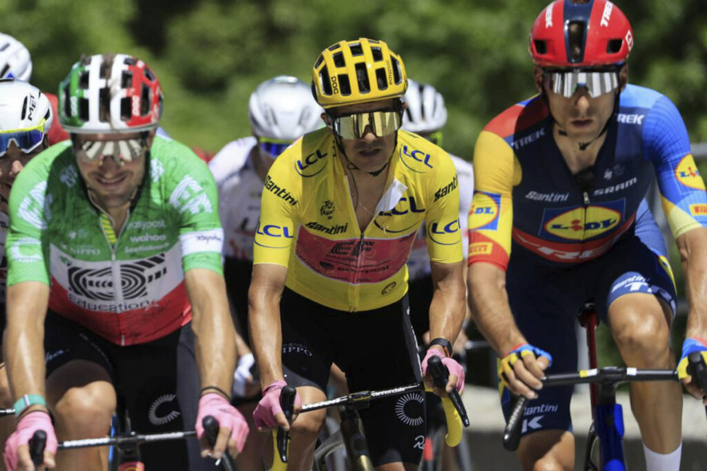 Richard Carapaz en la etapa 4 del Tour de Francia con el maillot amarillo.