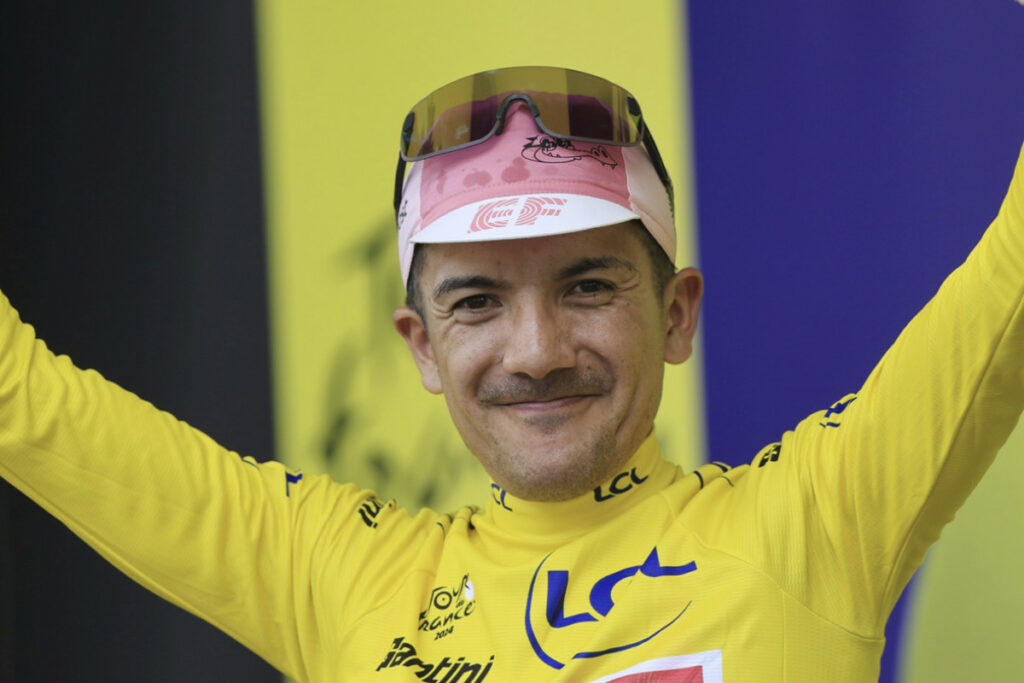 Richard Carapaz como líder del Tour de Francia 2024.
