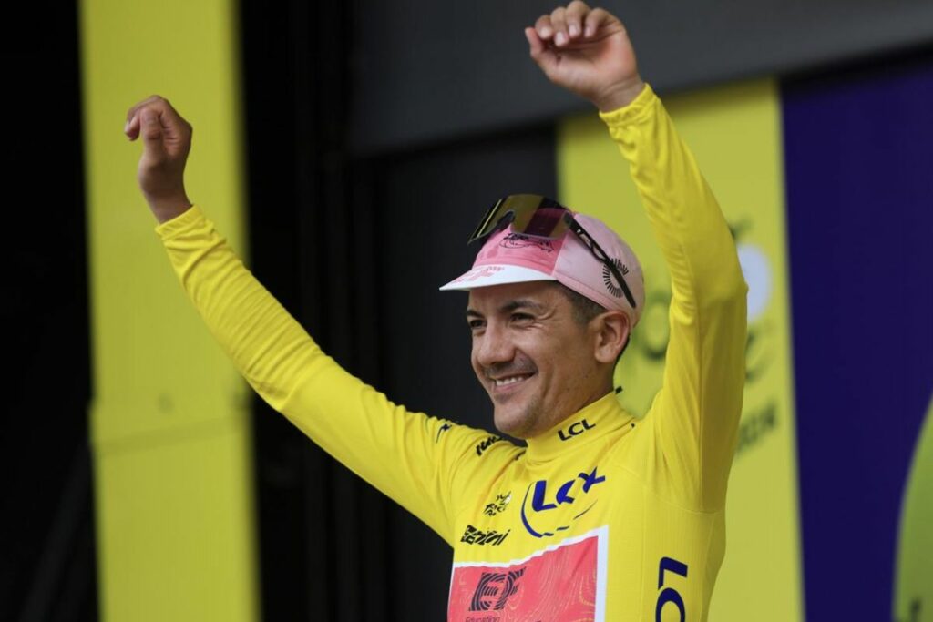 Richard Carapaz con la camiseta amarilla de líder del Tour de Francia.