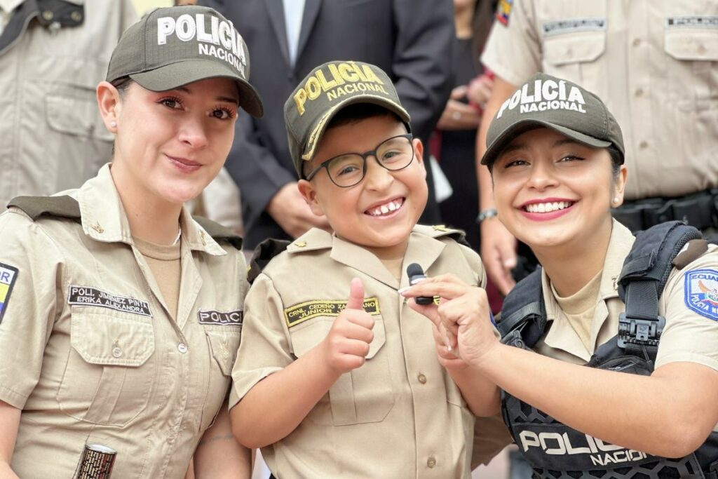 Junior Cedeño se mostró feliz y curioso durante su día como Comandante de la Policía
