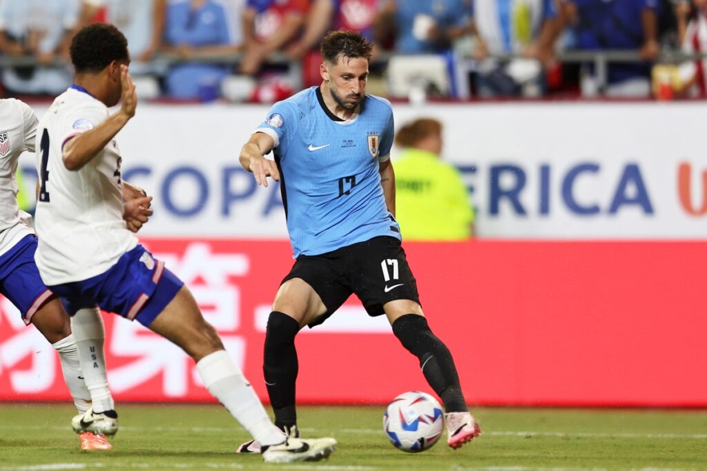 Matías Viña de la Selección de Uruguay encara a un rival de Estados Unidos en la Copa América.