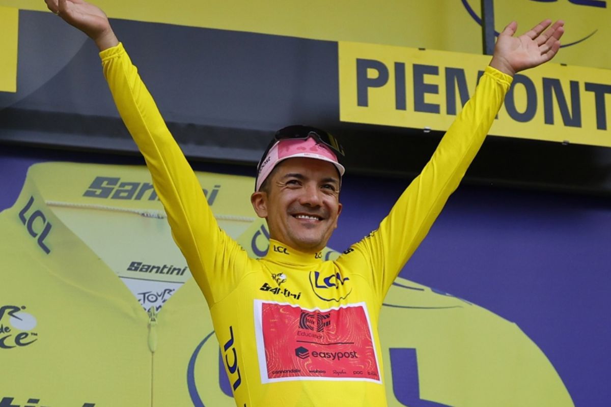Richard Carapaz en su celebración tras coronarse como líder del Tour de Francia.