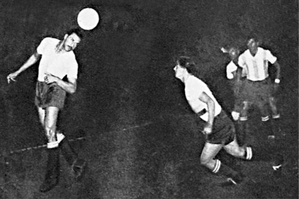 El 'Charro' Moreno de la Selección de Argentina cabecea ante sus rivales de la Selección de Ecuador en la Copa América de 1942.