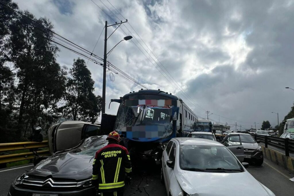 La Autopista General Rumiñahui estuvo cerrada por cuatro horas.