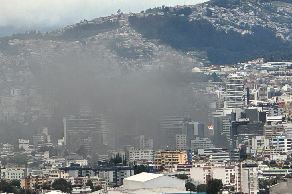 Este martes 2 de julio, desde varias zonas de Quito se pudo percibir el humo de las manifestaciones.