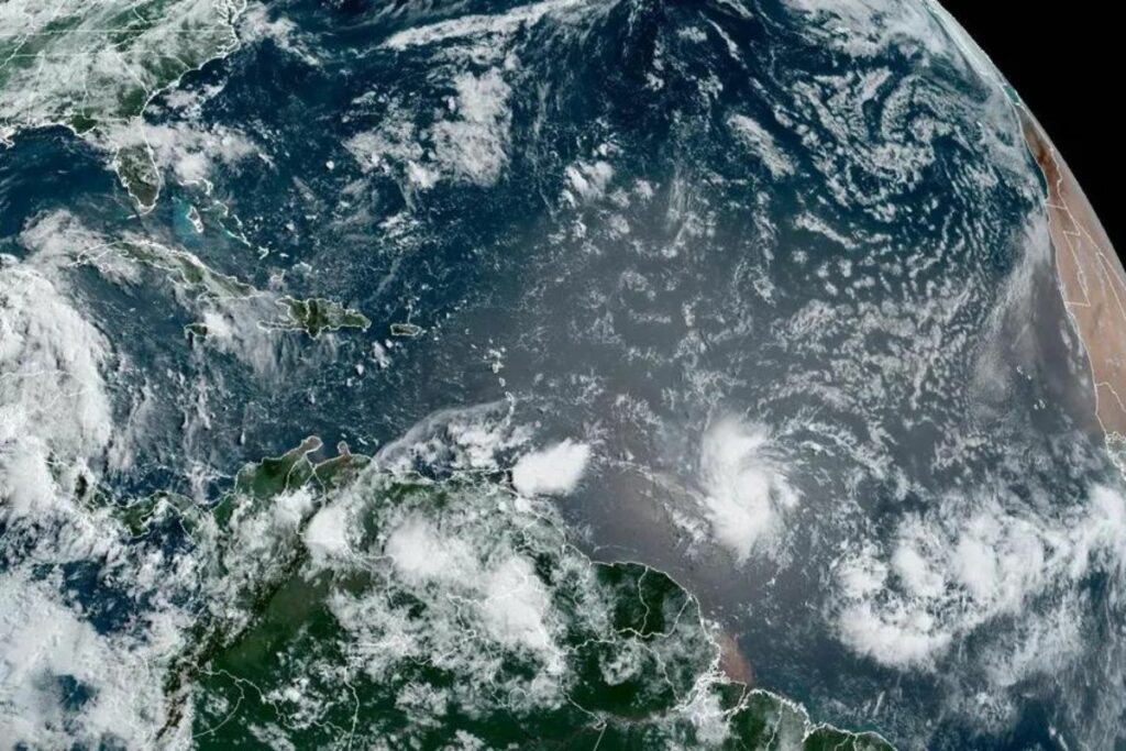 Fotografía satelital cedida por La Oficina Nacional de Administración Oceánica y Atmosférica (NOAA) a través del Centro Nacional de Huracanes (NHC) estadounidense donde se muestra la localización de la tormenta tropical Beryl en la cuenca atlántica.