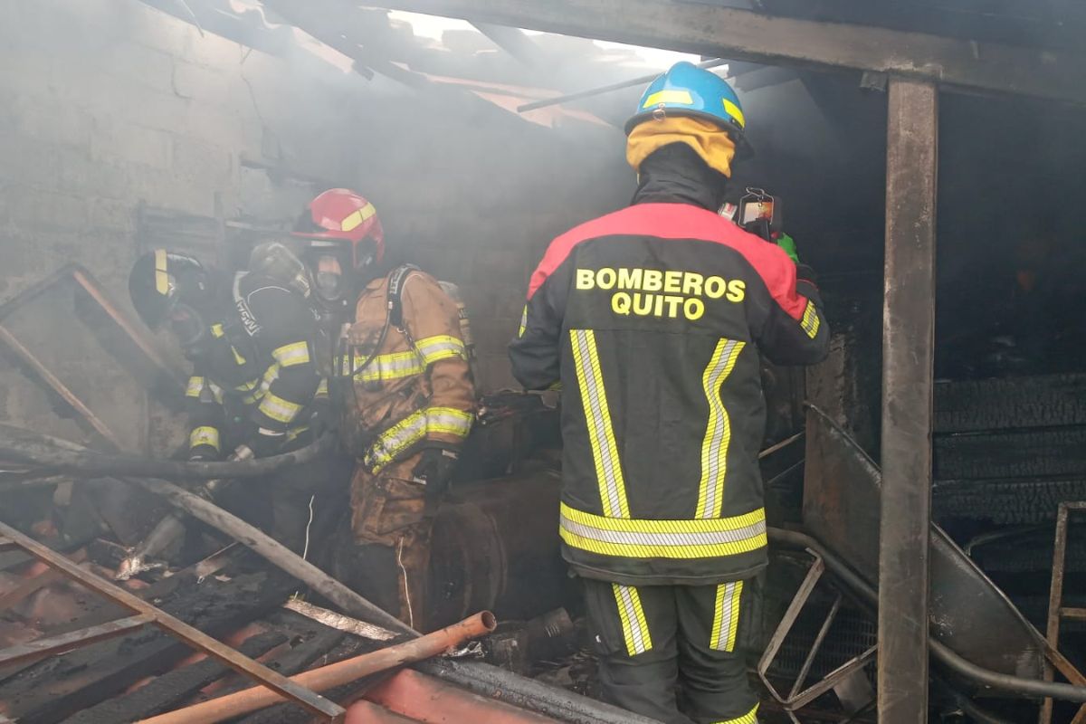 Un incendio se produjo en un inmueble en La Mariscal.