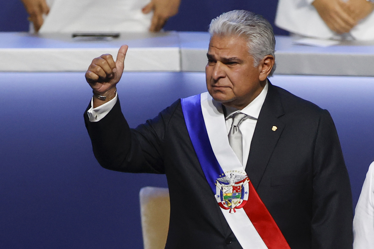 El presidente de Panamá, José Raúl Mulino, reacciona durante la toma juramento en su investidura este lunes, en la Ciudad de Panamá (Panamá).