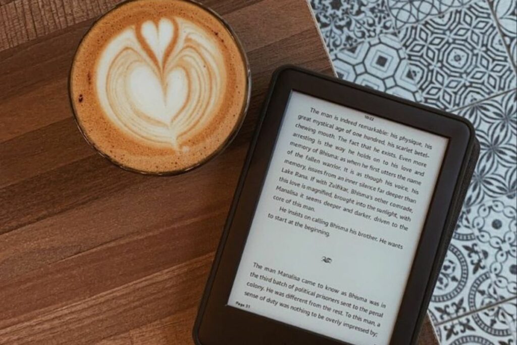 Entre las características principales del Kindle de Amazon están su pantalla de tinta electrónica y el acceso a una vasta biblioteca de e-books. Foto: Pinterest.