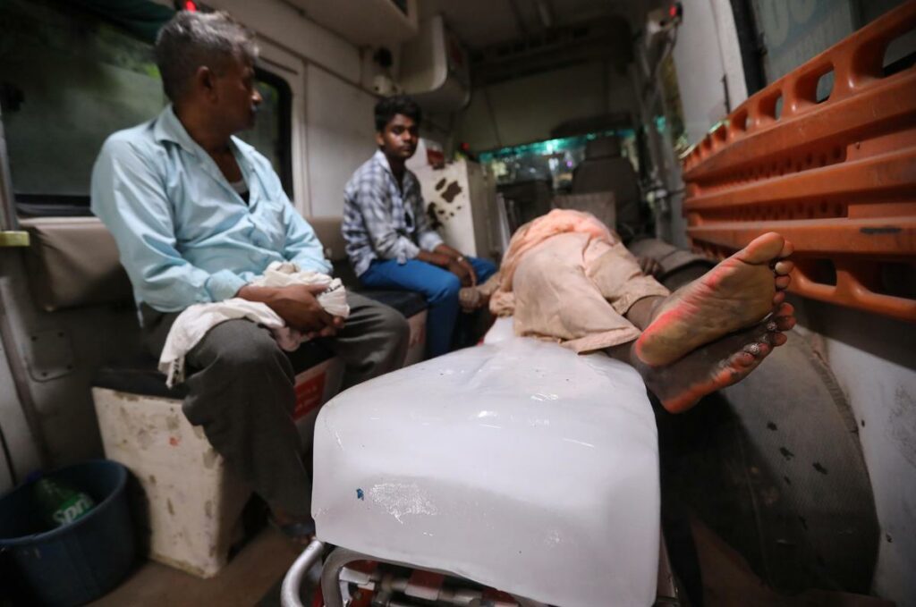 El cuerpo de una víctima de una estampida que yacía sobre hielo en una camilla espera ser trasladado a un hospital en Hathras, Uttar Pradesh, India.