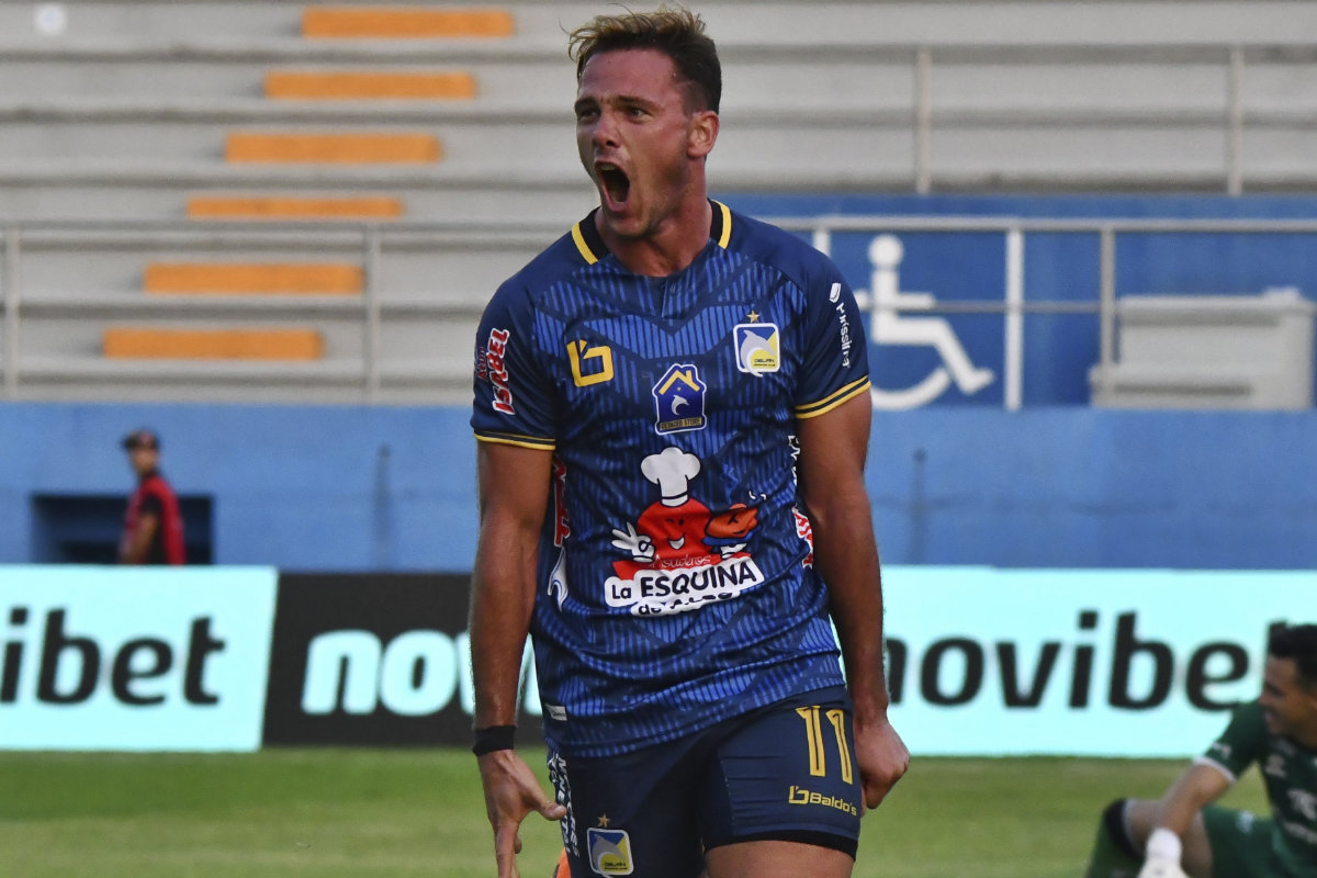 Nicolás Messiniti celebra un gol marcado con Delfín en la Liga Pro 2024.