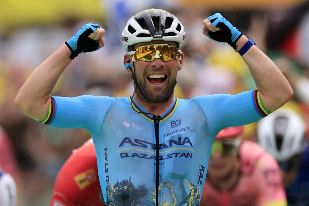 Mark Cavendish, del Astana Qazaqstan Team, festeja su victoria en la etapa 5 del Tour de Francia. Logró un récord.