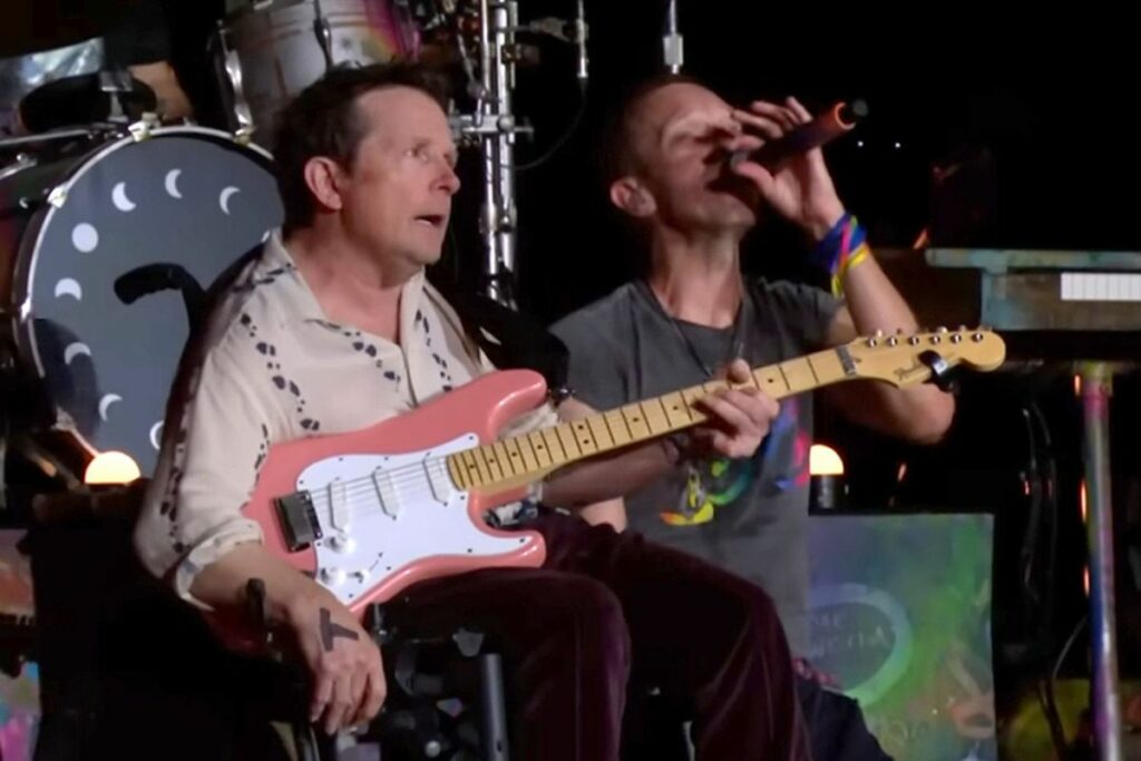 Michael J. Fox sorprendió al mundo musical al unirse a Coldplay en el escenario durante su actuación en el Festival de Glastonbury. Foto: Tomada de Internet.
